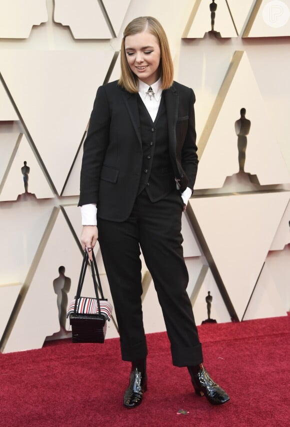 Elsie Fisher apostou em conjunto de calça e blazer pretos da grife Thom Browne para o Oscar 2019