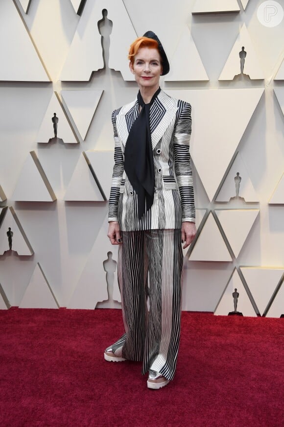 A figurinista Sandy Powell apostou em calça e terno listrado para a noite de gala do Oscar 2019