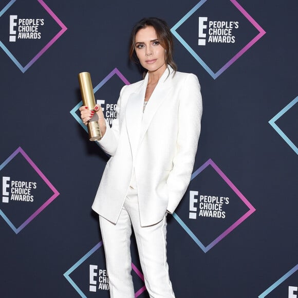 Victoria Beckham escolheu um look com pegada boyfriend de alfaiataria para o People's Choice Awards 2018