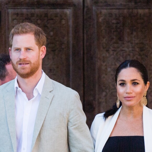 Clássica: Meghan Markle aposta em vestido preto básico by Antonio Berardi, escarpim Manolo Blahnik e blazer branco Babaton da grife Aritzia