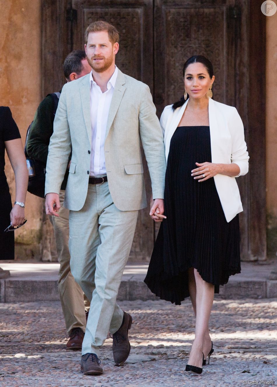 vestido branco com blazer preto