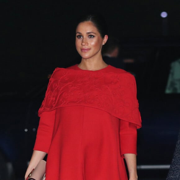 O vestido vermelho com detalhe de sobreposição usado por Meghan Markle em evento em Marrocos no dia 23 de fevereiro de 2019 é by Valentino