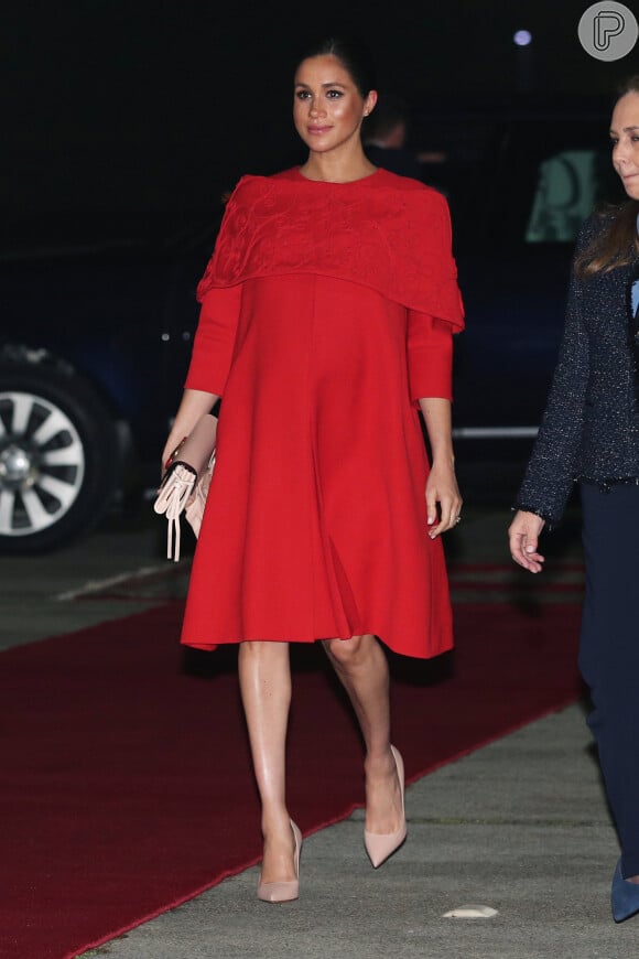 Vestido vermelho, clutch e sapatos nude foi um dos looks mais glamourosos de Meghan Markle em viagem à Marrocos