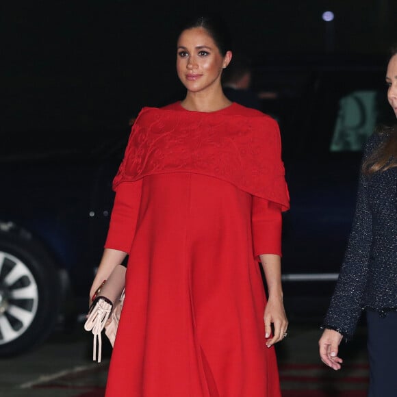 Vestido vermelho, clutch e sapatos nude foi um dos looks mais glamourosos de Meghan Markle em viagem à Marrocos