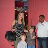 Danielle Winits leva os filhos, Noah Reis e Guy Faro, à festa de aniversário de 2 anos de Eva, filha de Luciano Huck e Angélica