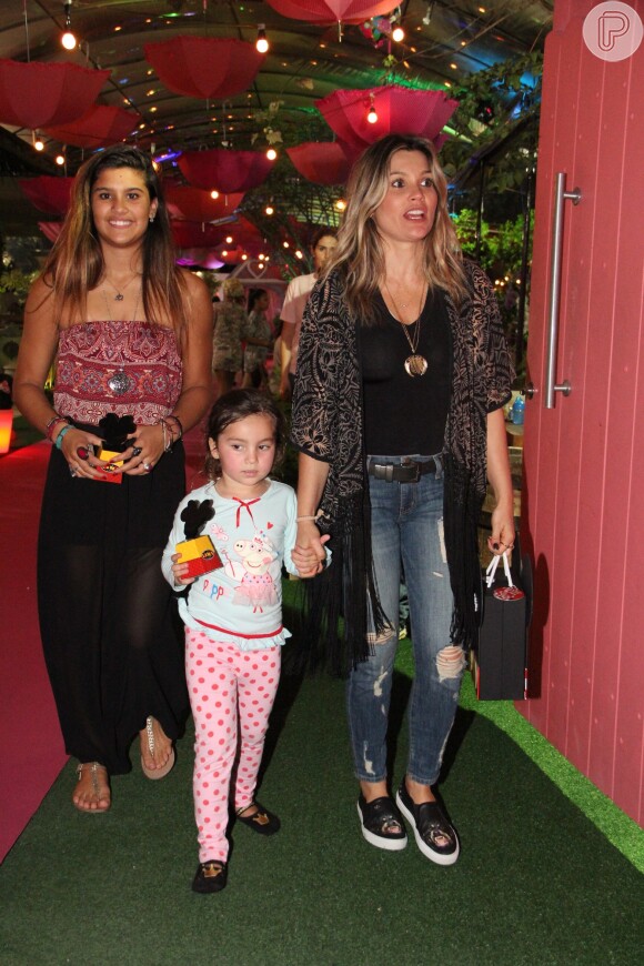 Flávia Alessandra leva as filhas, Giulia e Olívia, na festa de aniversário de 2 anos de Eva, filha de Luciano Huck e Angélica