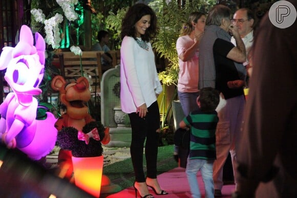 Juliana Paes brinca com o filho durante festa de Eva