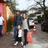 Fernanda Rodrigues e Raoni Carneiro chegam com a filha, Luisa
