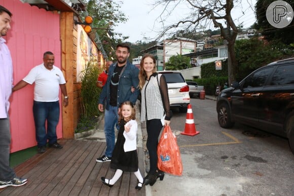 Fernanda Rodrigues e Raoni Carneiro chegam com a filha, Luisa