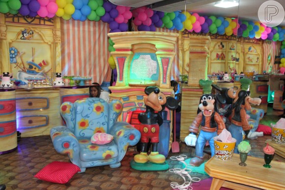 Festa de aniversário de 2 anos de Eva teve como tema Mickey e seus amigos