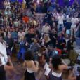 Angélica se empolga dançando música da banda baiana É o Tchan no programa 'Altas Horas' de sábado, 27 de setembro de 2014