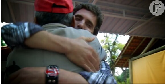 Hudson abraça o pai, Jerônimo, que o colocou na clínica de reablitação: 'Salvei o meu filho', contou o pai ao 'Fantástico'