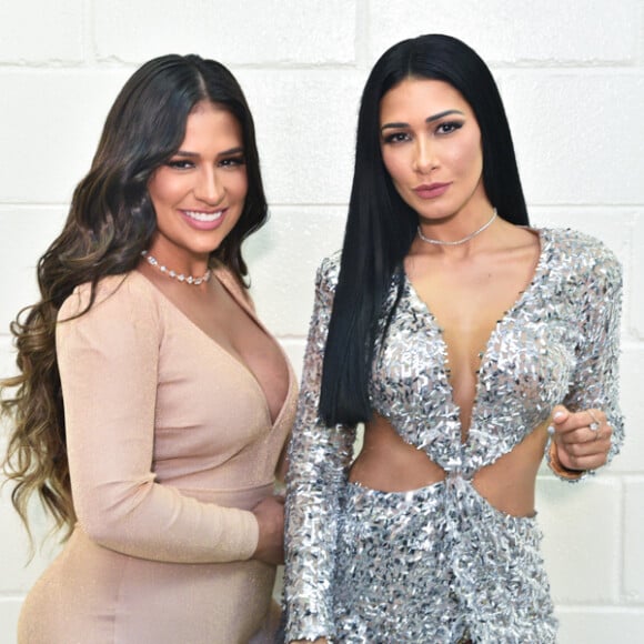 Simone, da dupla com Simaria, se disfarçou com peruca e surgiu irreconhecível em viagem