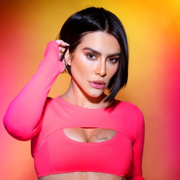 Cleo também aparece com calcinha rosa pink e cropped com recorte no decote