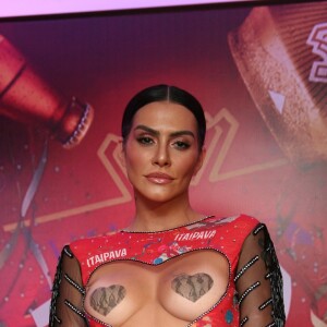 Cleo Pires, no Carnaval 2018, apostou em um tapa-seio de adesivo em formato de coração