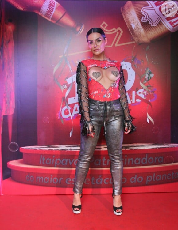 O tapa-seio usado por Cleo Pires no Carnaval 2018 já voltou a ser tendência!