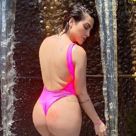 Recentemente, Cleo apostou em body metalizado pink, de modelito parecido com o da campanha de Carnaval