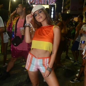 Giovanna Lancellotti combinou cropped, short listrado e boina em seu look de Carnaval