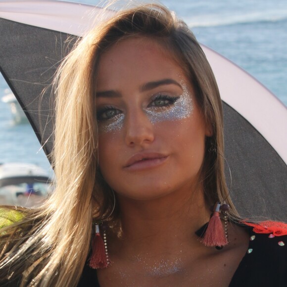 Rainha do glitter, Bruna Griphao colocou glitter prata na região das olheiras. Ótimo truque para disfarçar a cara de cansada e enfrentar a maratona de folia intensa nesse Carnaval. Anotado, Bru!