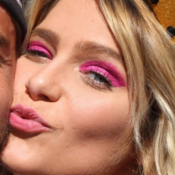 Na trend da maquiagem neon, Isabella Santonni arrasou com os olhos pink neon bem marcado para curtir o Carnaval