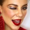 Delineador de glitter prata deu o tom na maquiagem de Paolla Oliveira no Baile do Sarongue. A boca vermelha também complementou a fantasia