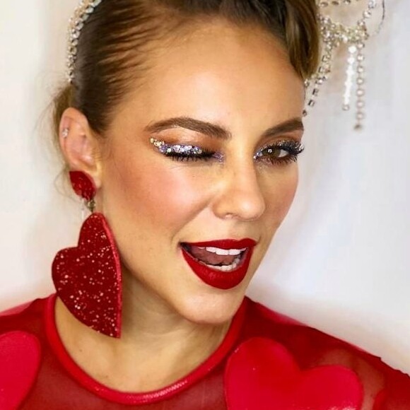 Delineador de glitter prata deu o tom na maquiagem de Paolla Oliveira no Baile do Sarongue. A boca vermelha também complementou a fantasia
