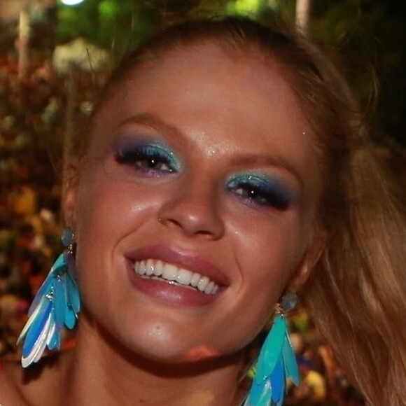 Musa da maquiagem em tons vibrantes, Luísa Sonza foi de verde nos olhos e muito glitter no Carnaval de Salvador