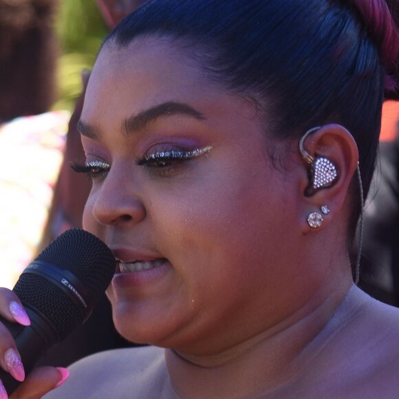 Preta Gil comandou seu bloco com delineador, muito glitter e pedrarias
