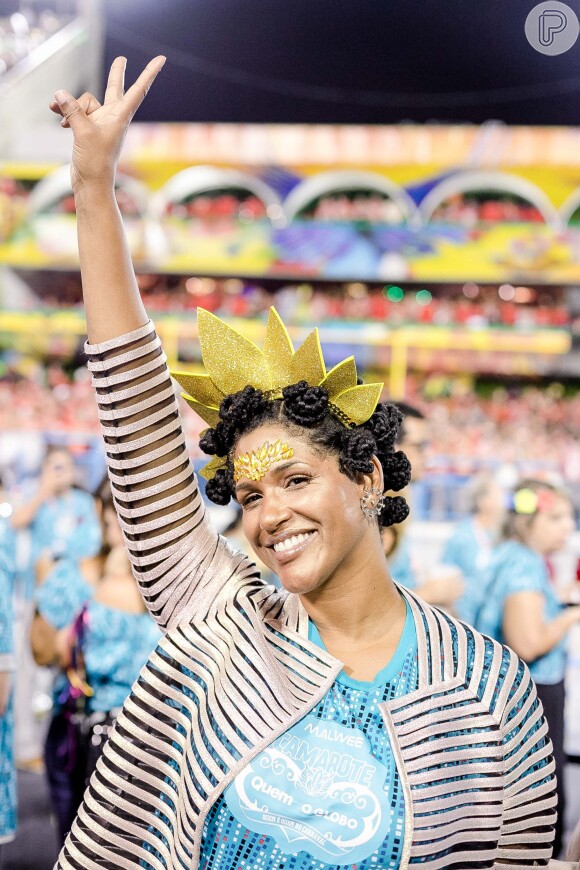 Alexandra Loras apostou na pedraria dourada para compor sua fantasia solar no Carnaval do Rio