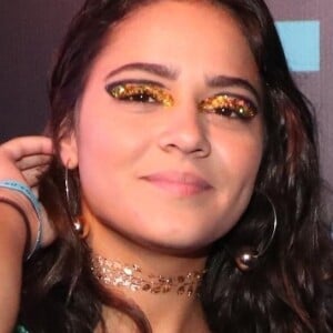 Giullia Buscacio usou delineador vazado, sombra em tom de amarelo e muito glitter dourado na maquiagem dos olhos em camarote no Carnaval do Rio