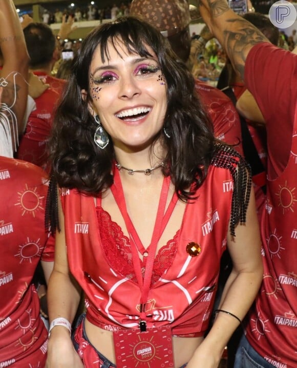 Maquiagem rosa, delineador e glitter para curtir o Carnaval no Rio