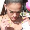 Bruna Marquezine apostou no delineado neon para curtir o carnaval de Salvador