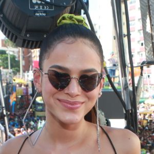 Bruna Marquezine recorreu ao mototáxi para volta a hotel de Salvador, na madrugada deste domingo, 3 de março de 2019: 'É o único jeito'