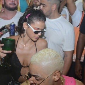 Bruna Marquezine dançou cercada de seguranças ao descer do trio elétrico de Anitta