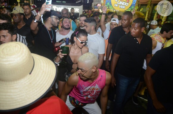Bruna Marquezine dançou cercada de seguranças ao descer do trio elétrico de Anitta