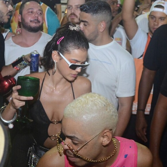 Bruna Marquezine dançou cercada de seguranças ao descer do trio elétrico de Anitta