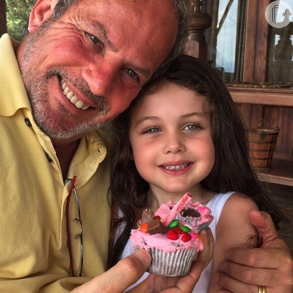 Jayme Monjardim também não se conteve nas declarações. Postou uma foto com Maysa, na qual aparece segurando cupcake insinuando um bolo de aniversário: 'Quatro anos de muito amor'