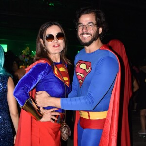 Fátima Bernardes e Túlio Gadêlha usaram figurinos para pular Carnaval em Recife