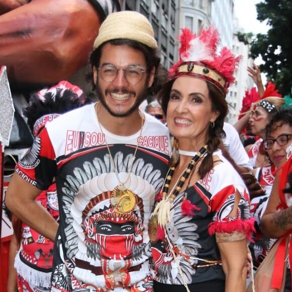 Fátima Bernardes ganhou leque com foto dela e do namorado, Túlio Gadêlha