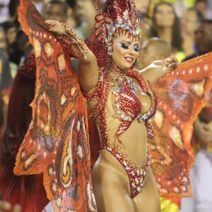 Borboleta de Oyá! Vivi Araújo brilha com asas flexíveis e mais de 1m de cabelo