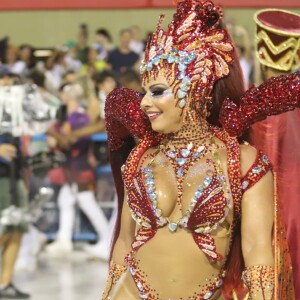 Viviane Araújo exibiu a silhueta definida no desfile
