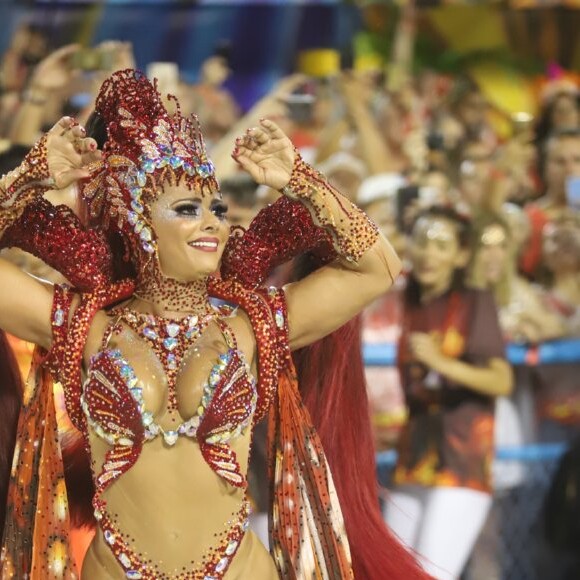 Vivi Araújo veio com uma fantasia vermelha, cor da escola de coração