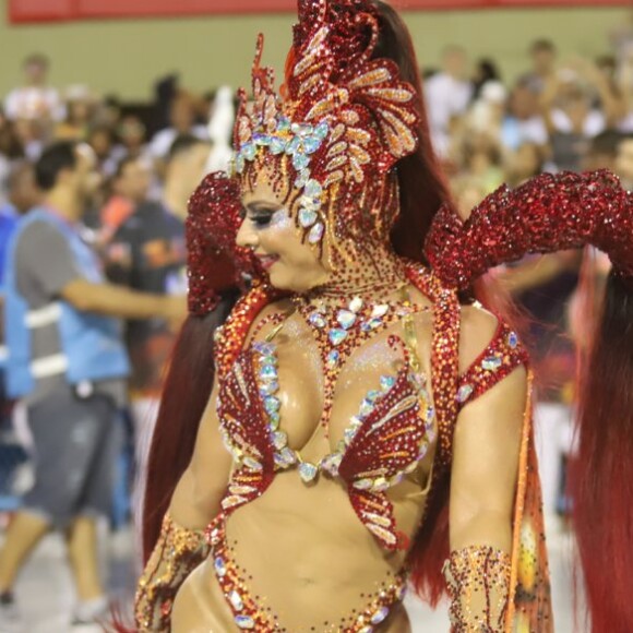 Viviane Araújo tem a disciplina como aliada para exibir silhueta definida em desfile na Sapucaí