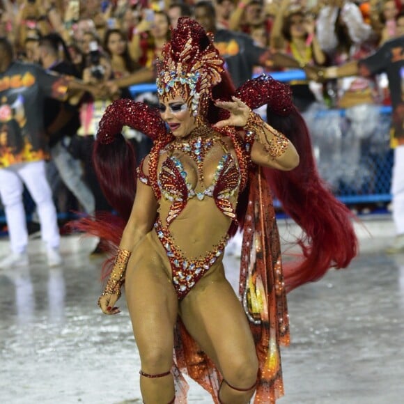 Viviane Araújo tem 43 anos e 12 anos de Carnaval, sem planos de se aposentar