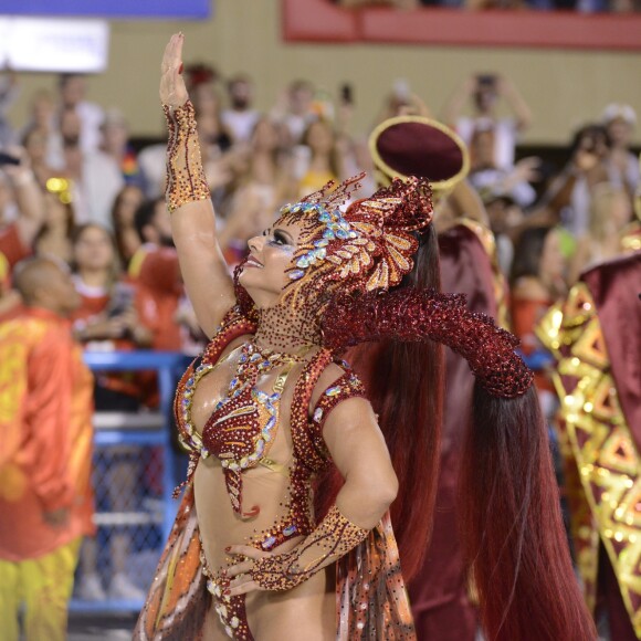 Viviane Araújo faz saudação para o público durante desfile do Salgueiro