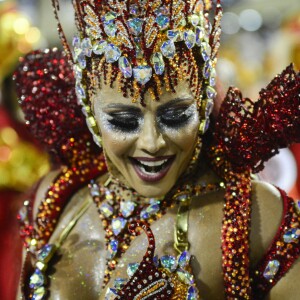 A fantasia de Viviane Araújo como rainha de bateria do Salgueiro era repleta de pedrarias