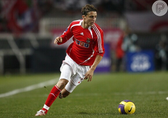 David Luiz foi jogar no Benfica, em 2007. Ele ainda tinha o cebelo curto