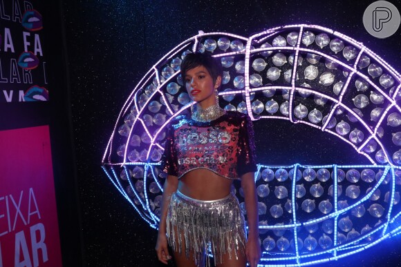 Bruna Marquezine, musa de camarote, inova mais uma vez durante o Carnaval e surge com o corte de cabelo joãozinho no espaço vip Nosso Camarote