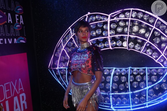 Bruna Marquezine, musa de camarote, inova mais uma vez durante o Carnaval e surge com o corte de cabelo joãozinho no espaço vip Nosso Camarote