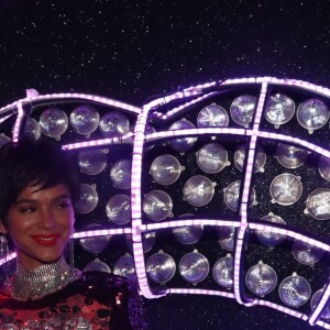 Bruna Marquezine, de peruca, surpreende de cabelo curto